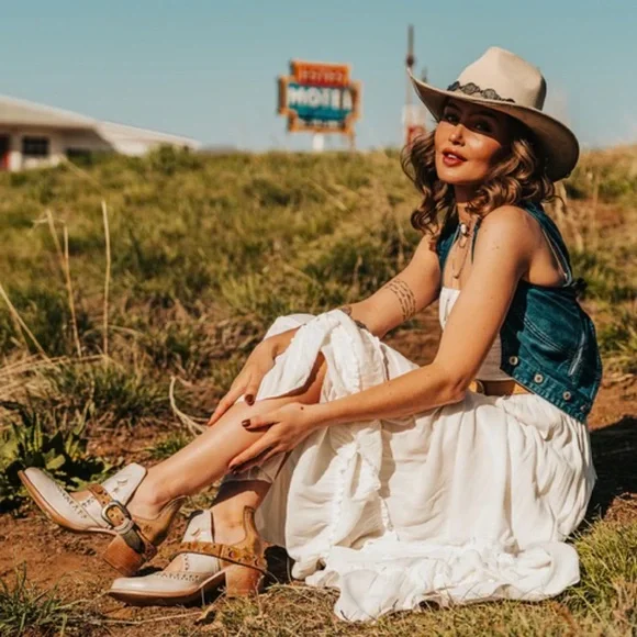 NWT Freebird White and Tan Western Ankle Boots - Picture 2 of 8